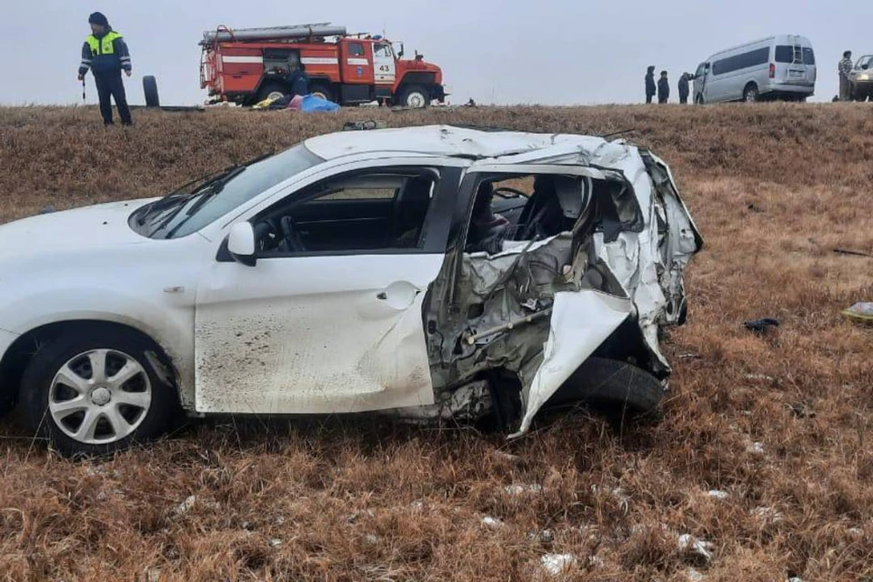 Два человека погибли в аварии с микроавтобусом в Эхирит-Булагатском районе. Фото: Госавтоинспекция Иркутской области.