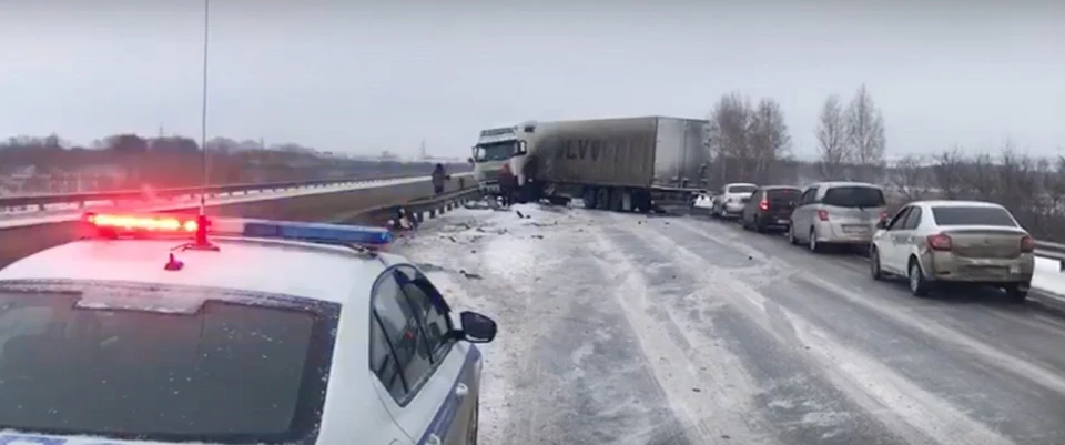 На данный момент автомобили двигаются по дороге только по правой полосе. Фото: ГАИ Кузбасса