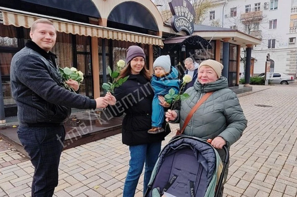В преддверии самого прекрасного и трогательного праздника - Дня Матери - на улицах Донецка мамочкам дарили розы. Фото: ТГ/Кулемзин
