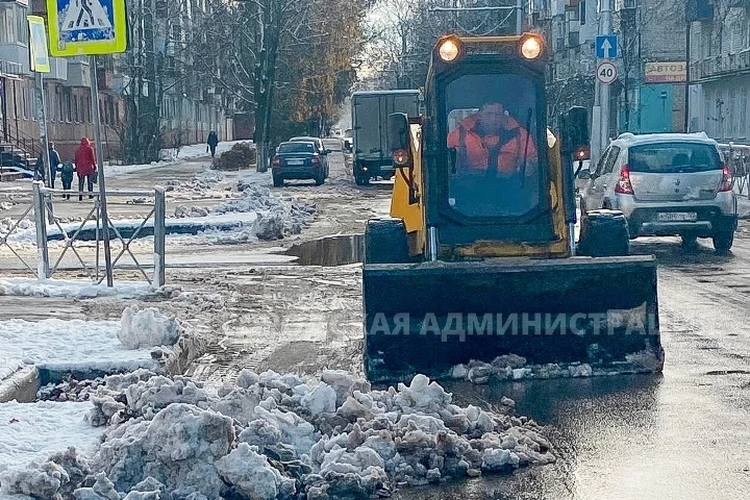 В Брянске всю ночь боролись со снегопадом