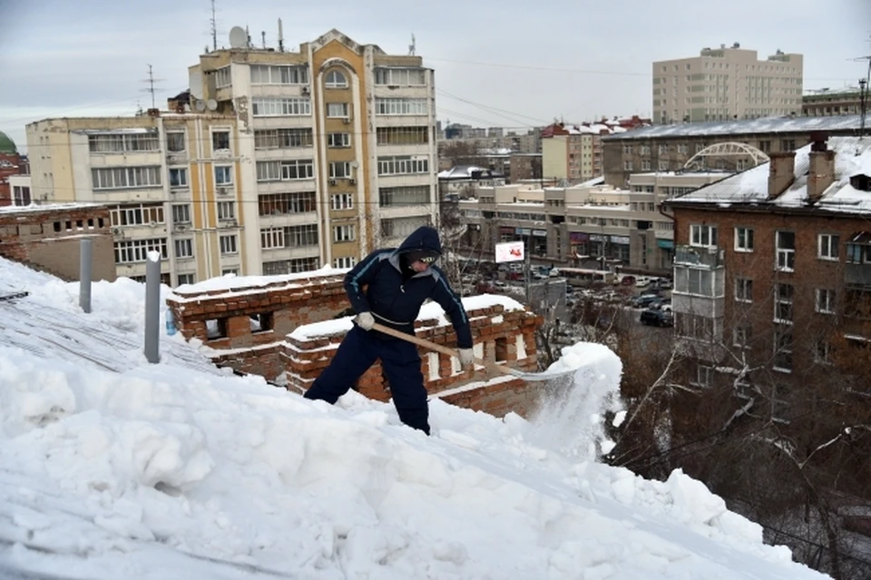 Снег упал прямо на припаркованное авто.