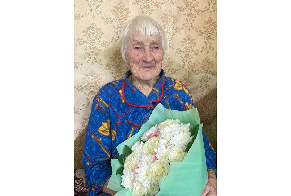 Поздравляем долгожительницу.