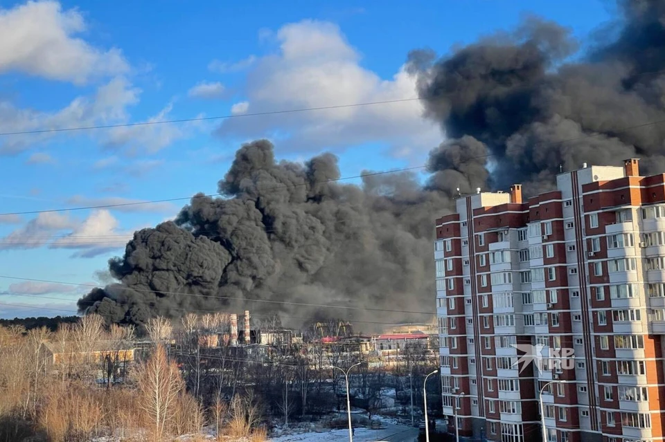 Над промзоной скопилось гигантское облако дыма. Фото: предоставил очевидец