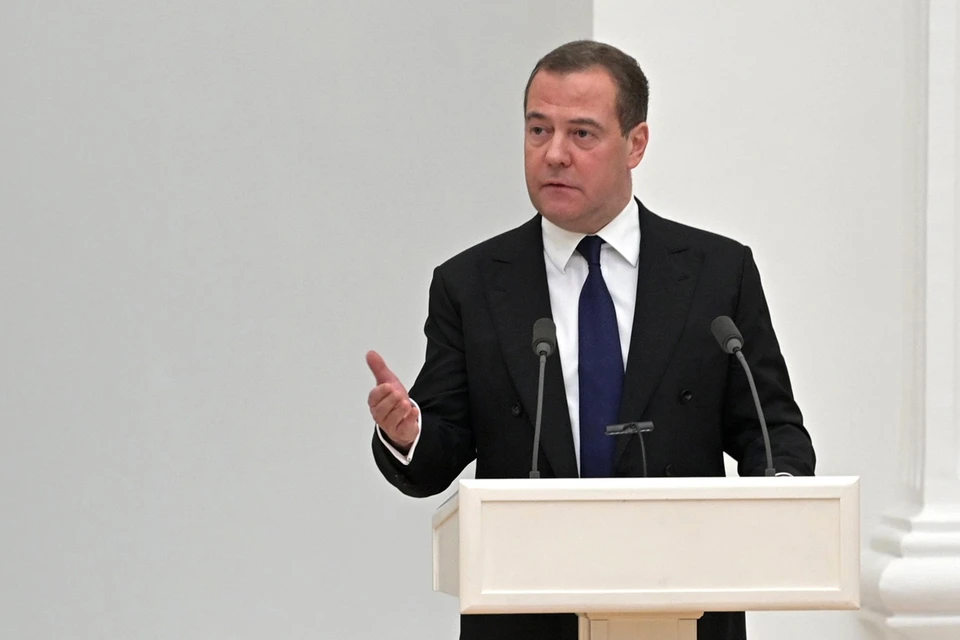 Медведев: Визит глав ЕС в первый день работы в Киев говорит о настрое на войну