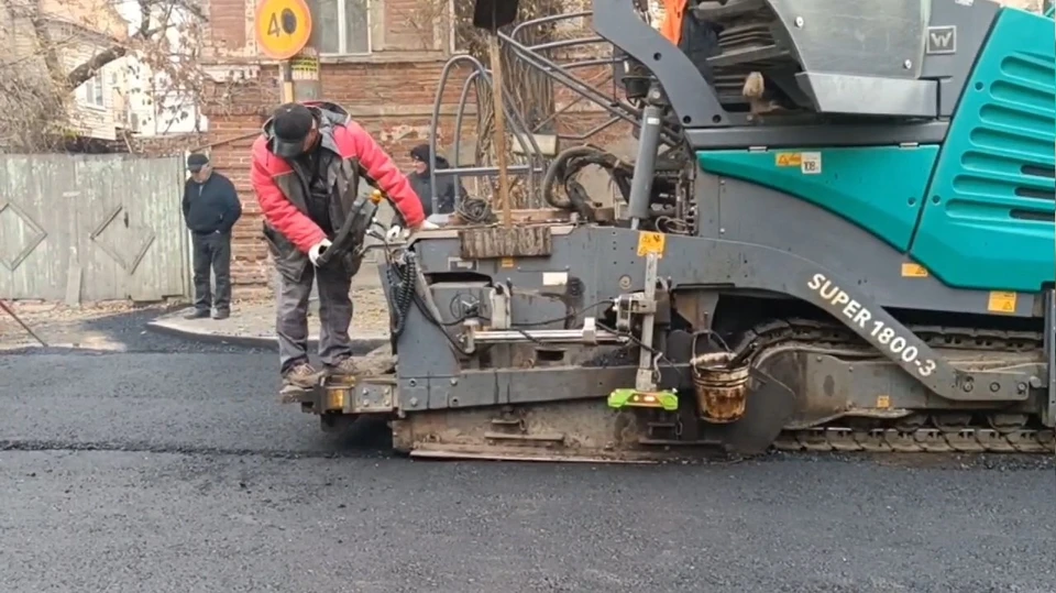 В Щепном переулке завершается укладка нового асфальта