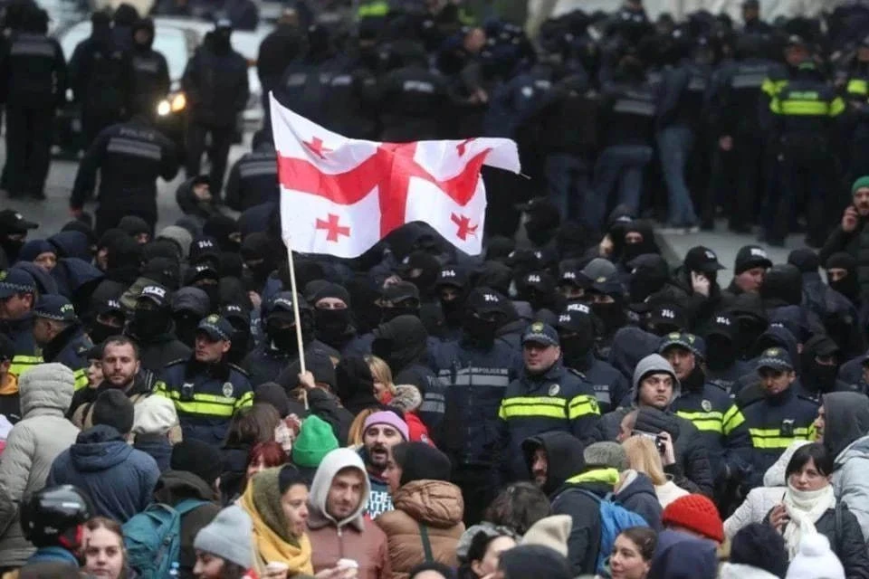 Очередная акция протеста оппозиции в Тбилиси завершилась шествием по улицам