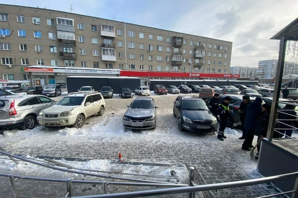 Появилось видео ДТП у ТЦ в Новосибирске, где иномарка сбила двух человек. Фото: ГАИ Новосибирской области