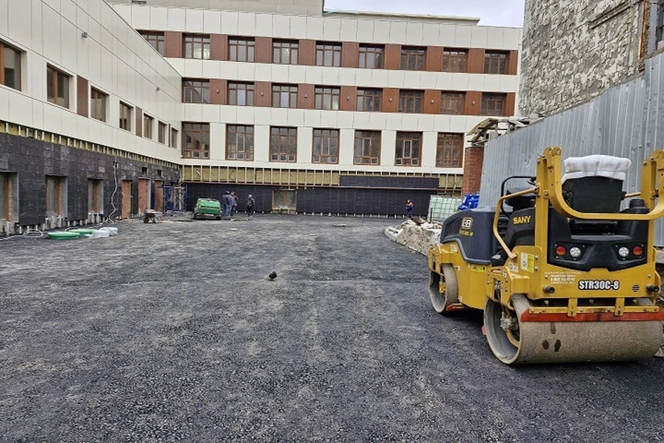 Петербуржцы восстанавливают здания Гипромеза в Мариуполе. Фото: ТГ/Побратимство Петербурга и Мариуполя