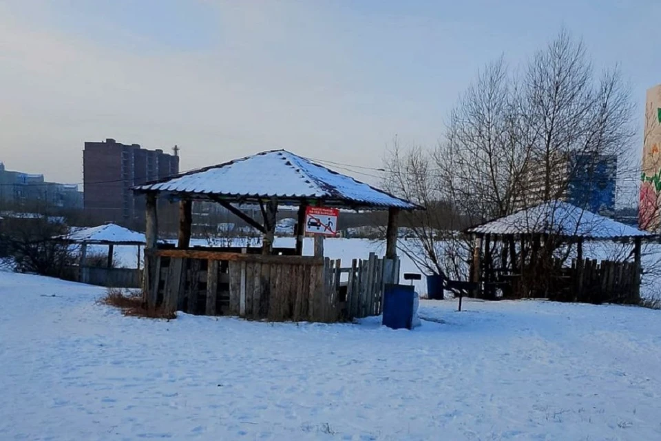 В Новосибирске у водоёма отсутствовал знак, запрещающий выход на лёд. Фото: Спасатели МАСС.