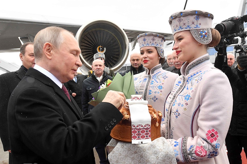 Владимира Путина встретили в Минске хлебом и солью