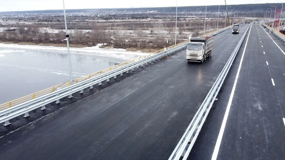 Колонна самосвалов несколько раз на разной скорости проехала по мосту. Фото: «Волго-Вятскуправтодор»