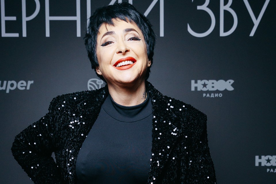 Лолита вышла на сцену в экстремально обтягивающем комбинезоне