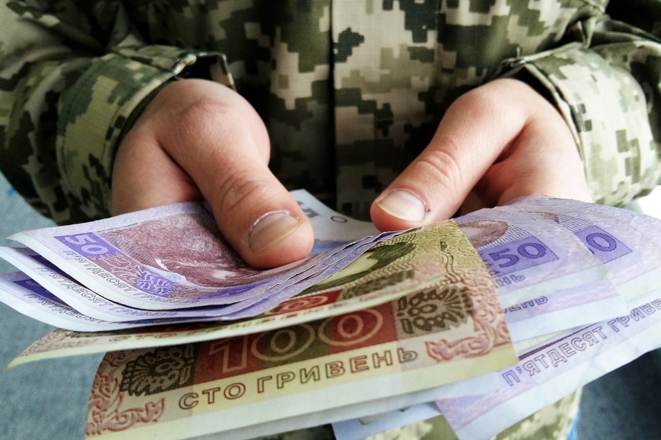Мобилизованные украинцы попали в «окружение»: взяточники в ТЦК и командиры ВСУ забирают последнее