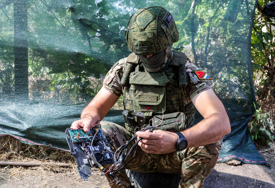 Военнослужащий с дроном ВСУ "Баба Яга", уничтоженным подразделением ПВО группировки войск "Днепр". Фото: Александр Полегенько/ТАСС.