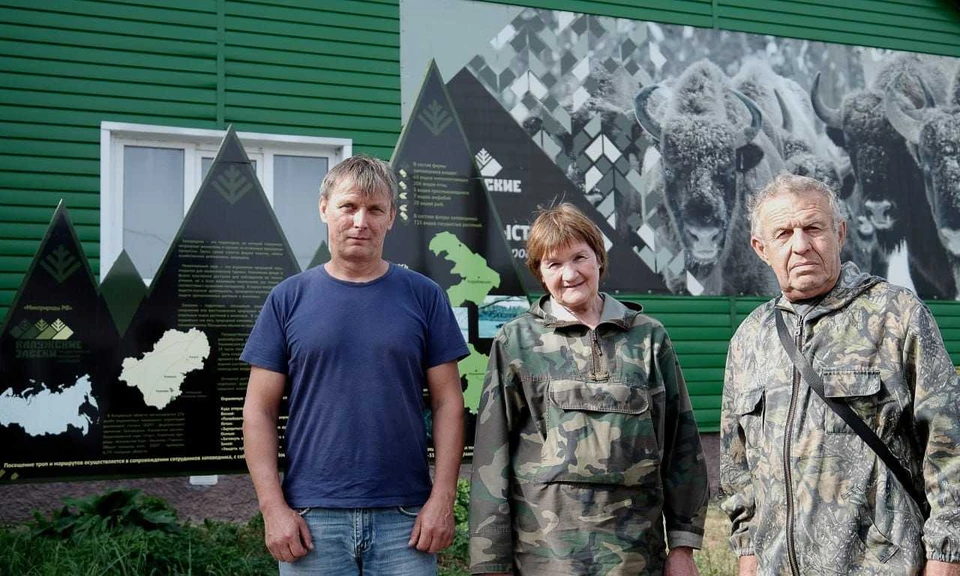 Мария и Александр Онуфреня (справа) во время учетов выхухоли. Слева специалист национального парка "Угра".