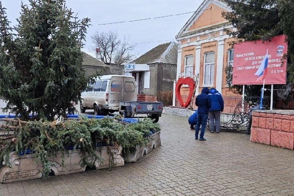 В Молочанске Запорожской области во всю готовятся к грядущим новогодним праздникам. ФОТО: администрация Токмакского МО