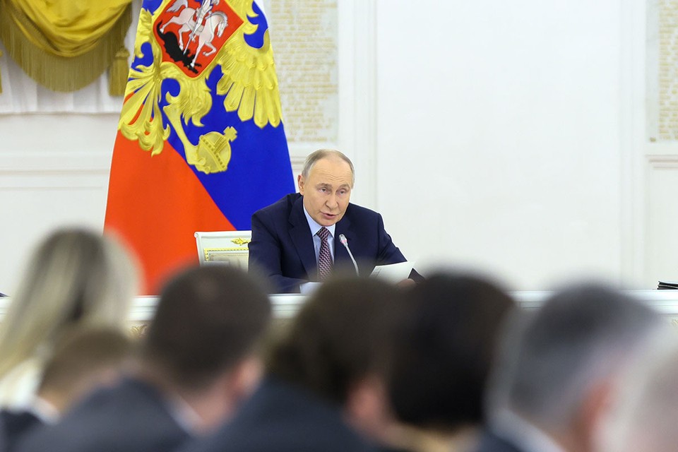 Семейную ипотеку расширить, пособия по беременности увеличить: Владимир Путин рассказал, как в России будут бороться за рождаемость
