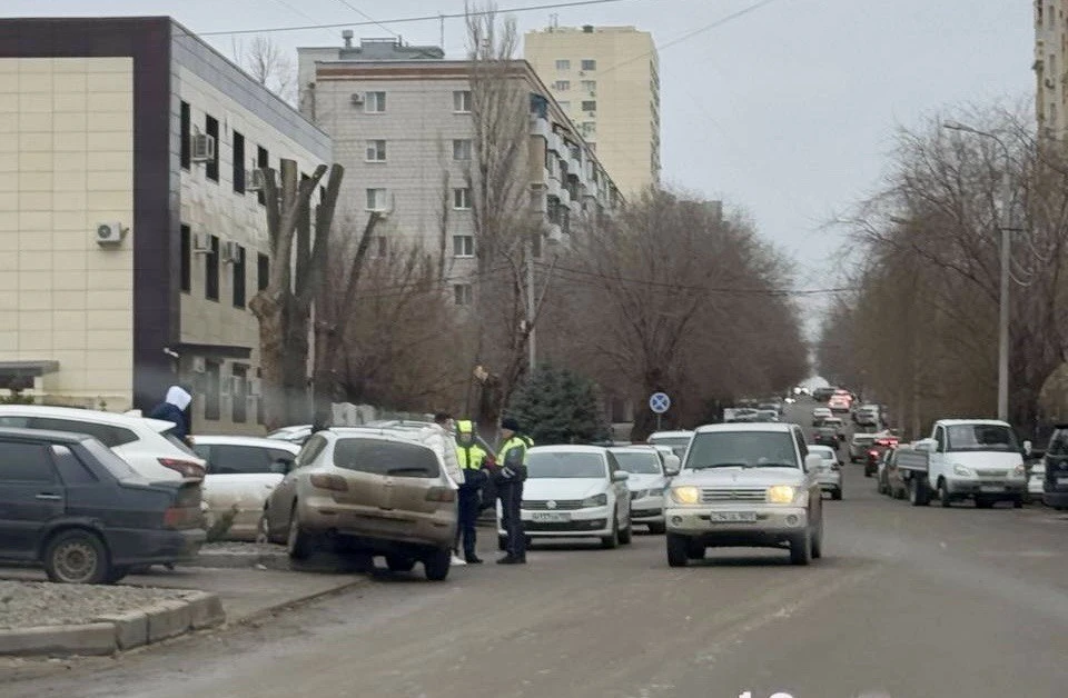 Автомобили не разъехались на узкой улице и сбили женщину.