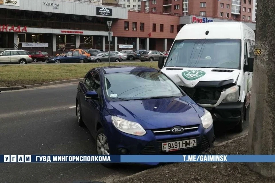 ДТП с участием автомобиля Ford и маршрутки случилось в Минске. Фото: телеграм-канал УГАИ ГУВД Мингорисполкома