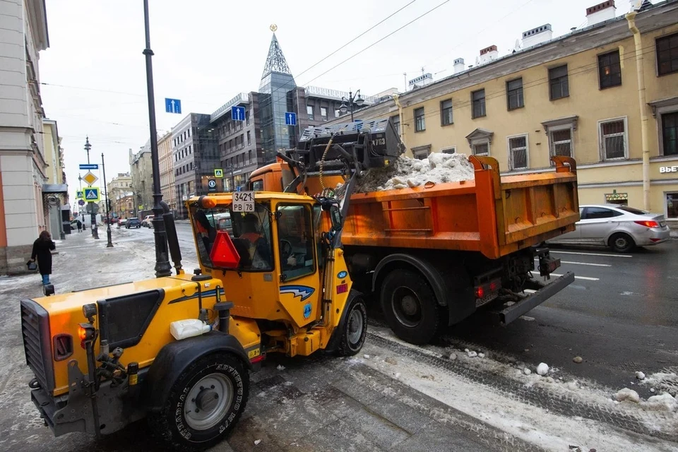 Из Петербурга с начала сезона вывезли более 300 тысяч кубометров снега.