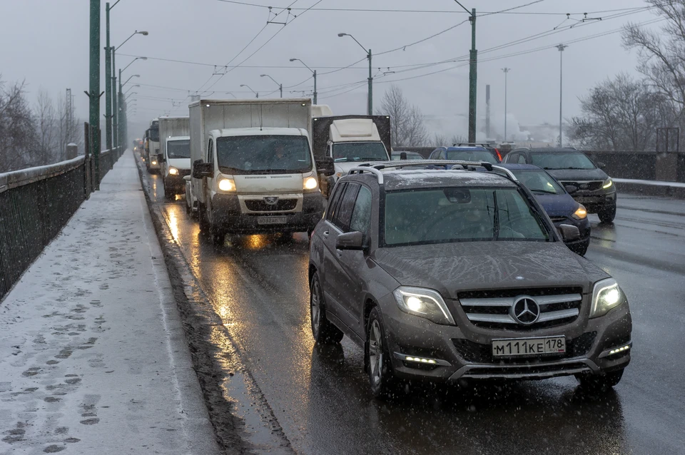 Пробки на дорогах сковали автомобильное движение в Петербурге
