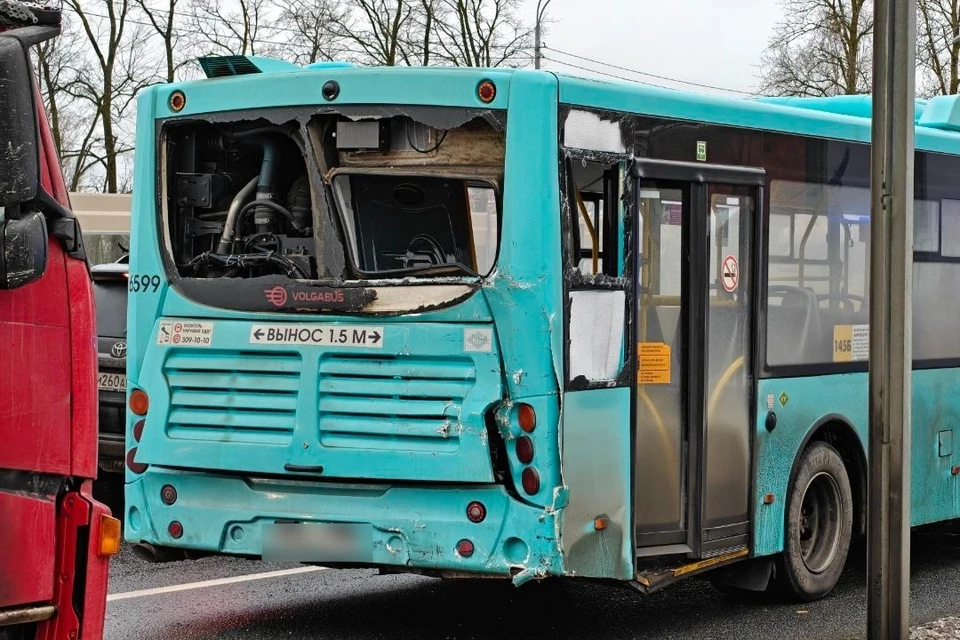 Три пассажира лазурного автобуса пострадали в ДТП с грузовиком в Красном Селе. Фото: t.me/kstkollaps