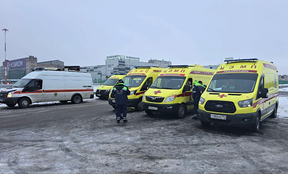 Московская область. Жуковский. Автомобили скорой медицинской помощи во время встречи спецрейса МЧС России с выжившими в авиакатастрофе в Актау. Фото: Алексей Штокал/ТАСС