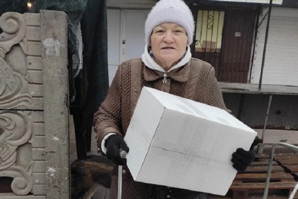 Предновогодние подарки порадовали пожилых людей. Фото: Администрация Мариуполя