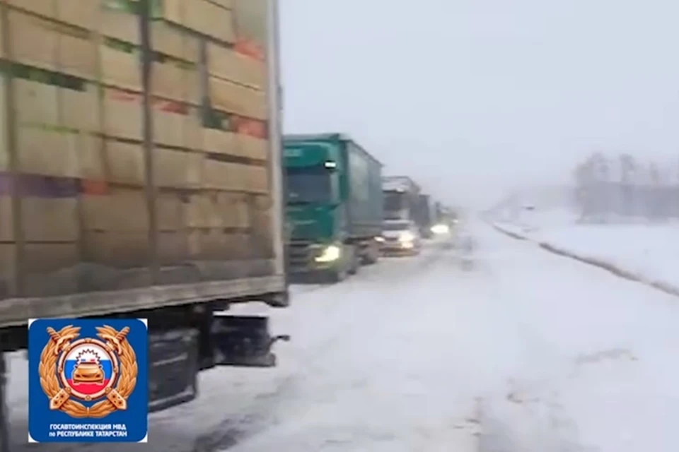 Из-за застрявшей фуры образовался затор.