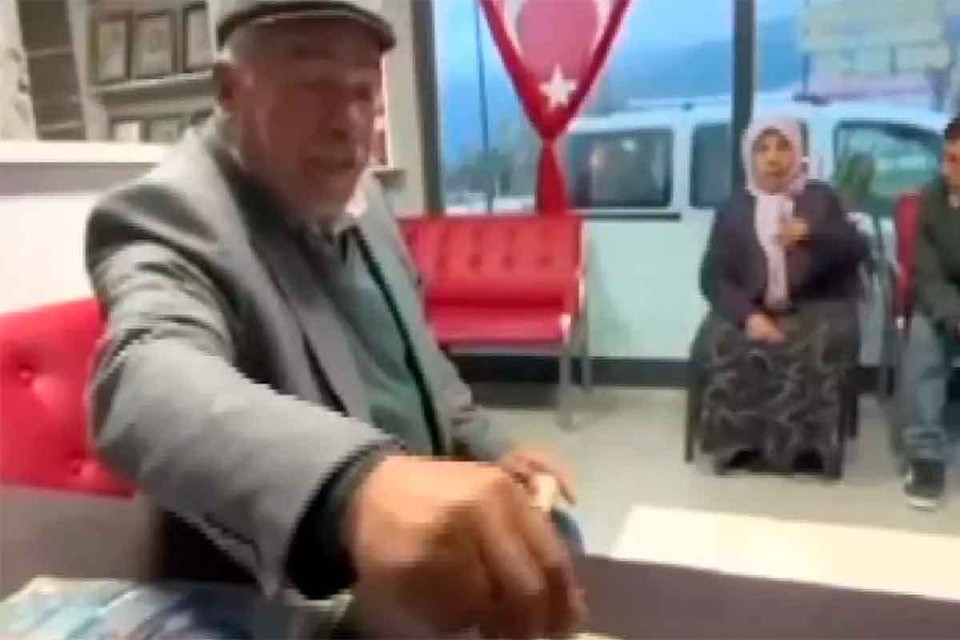 Мужчина купил старый кухонный шкаф: Находка внутри его поразила