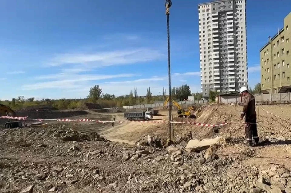 В центре Донецка строят новый многоквартирный дом. Фото: ТГ/Солнцев