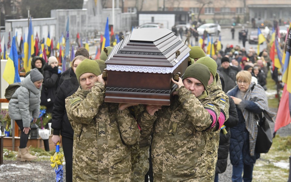Хоть тушкой, хоть чучелом: Уклонисты пытаются бежать с Украины под видом инкассаторов и похоронных процессий
