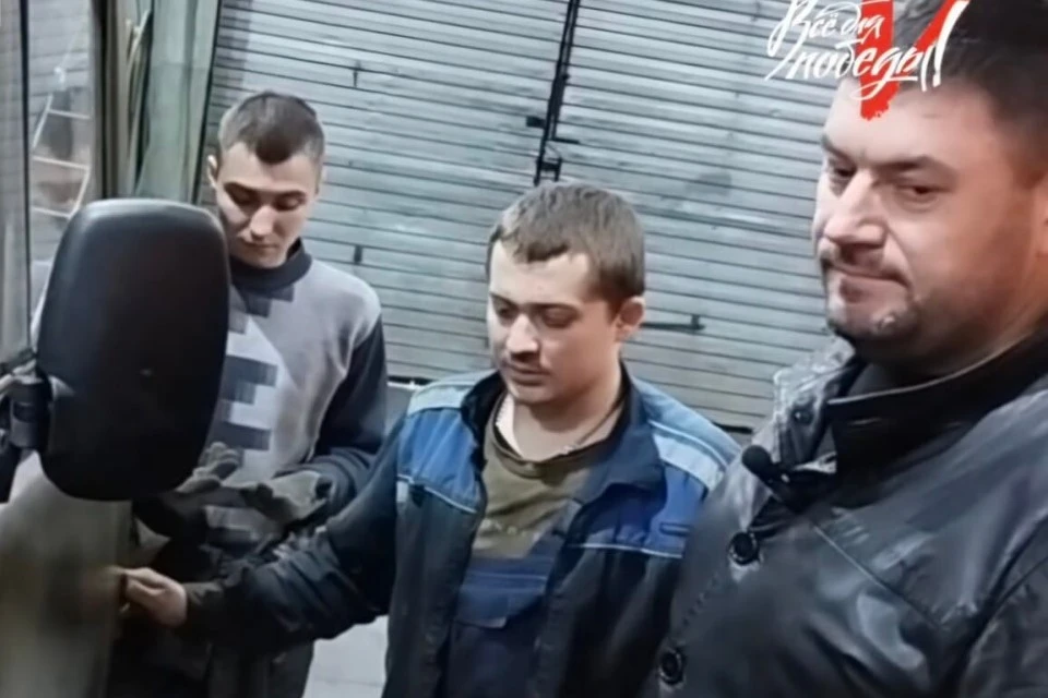 Андрей Насекин и Антон Дудкин ремонтируют технику и машины, которые отправляют «за ленточку». Фото и видео: ОНФ Оренбуржья