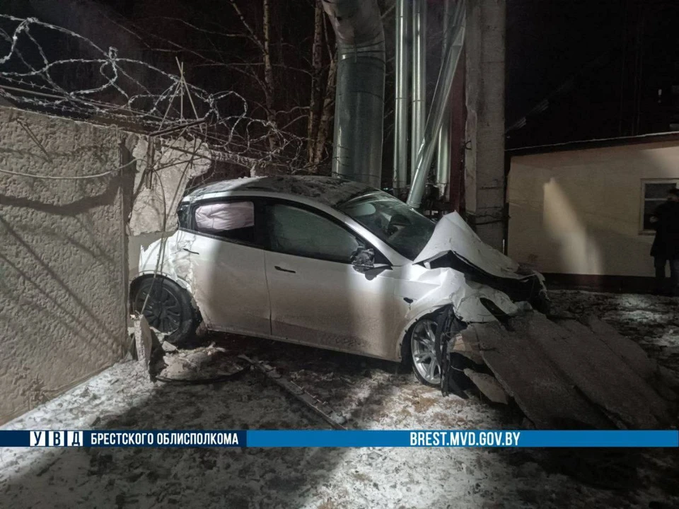 В Барановичах женщина-водитель перепутала педали и въехала в забор после чего в шоке покинула место ДТП. Фото: УВД Брестского облисполкома.