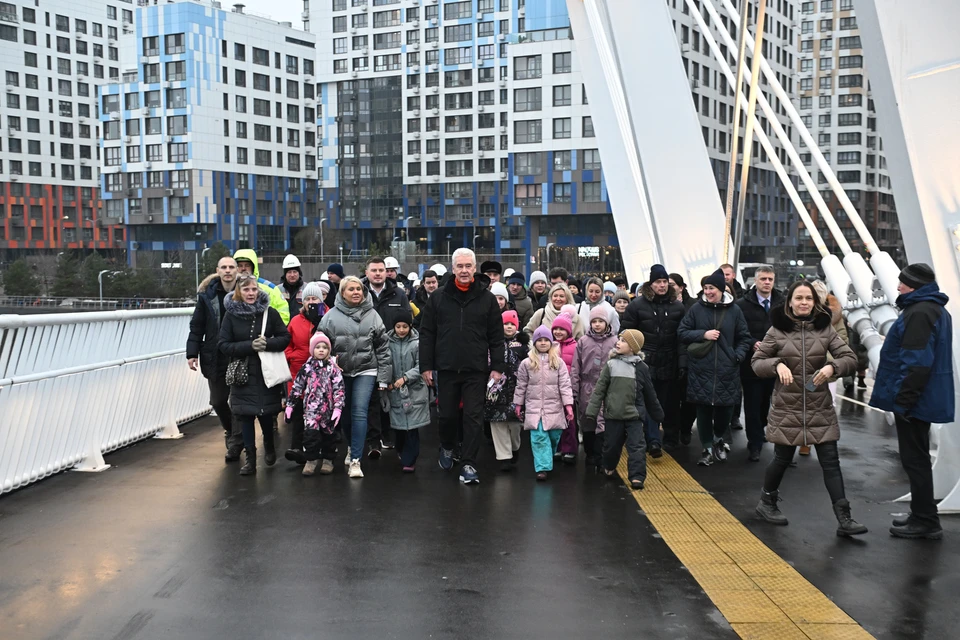 Мэр Москвы Сергей Собянин открыл новый велопешеходный мост через старое русло Москвы-реки в Нагатинском Затоне.