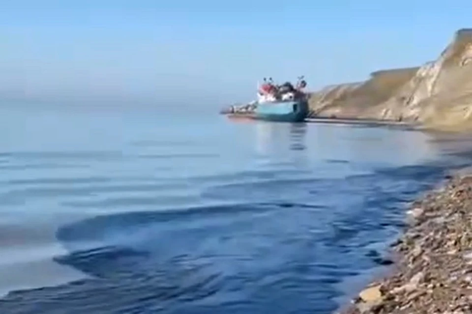 Море продолжают очищать от мазута