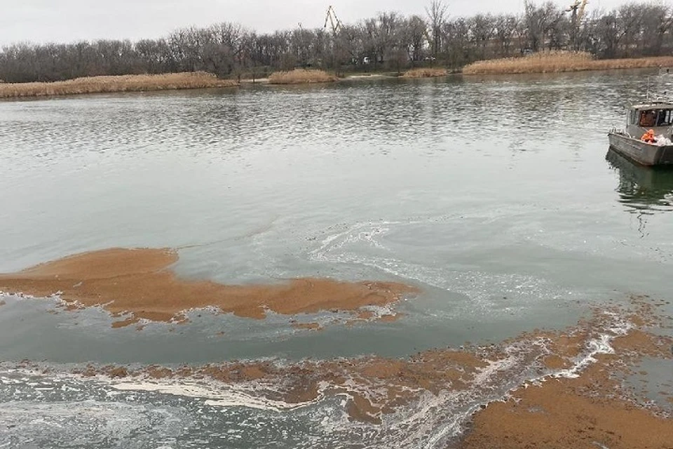 В воду попал растворитель лакокрасочных изделий для покраски судов. Фото: сайт Южной транспортной прокуратуры