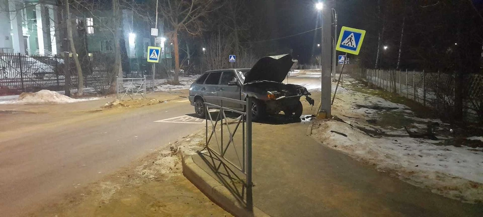 В Щекино водитель автомобиля «ВАЗ» без прав врезался в металлический забор