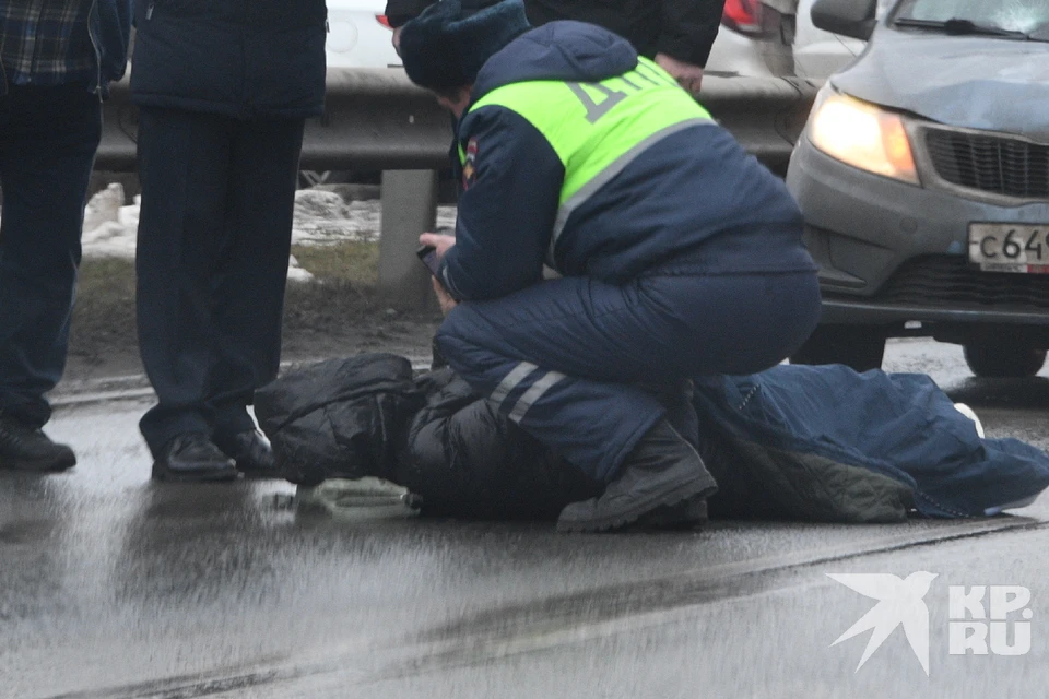 В центре поселка Милославское иномарка на скорости сбила человека.