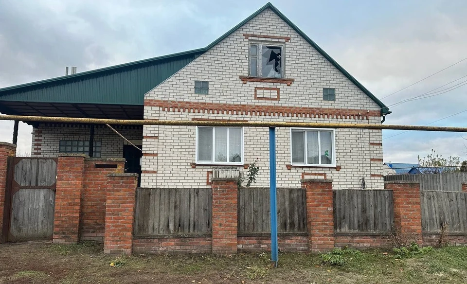 Поврежден жилой дом (выбиты окна), гараж, осколками посечен забор.