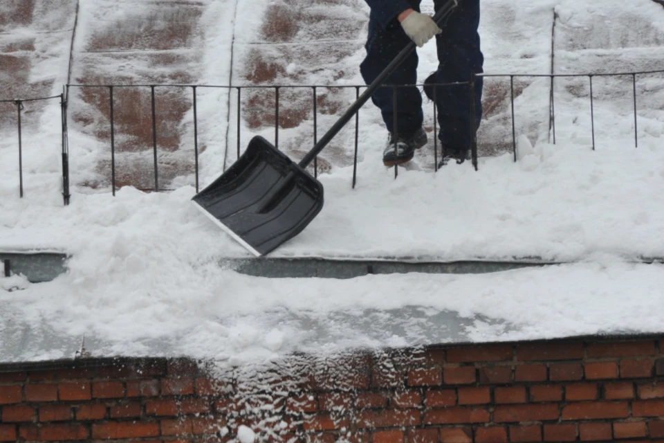 Хозяин дома не чистил снег всю зиму.