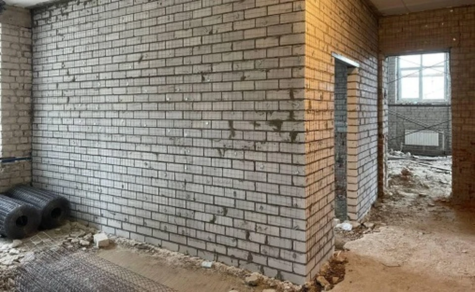 Внутри здания запустили тепло, продолжают отделывать первый, второй этажи и подвальное помещение.