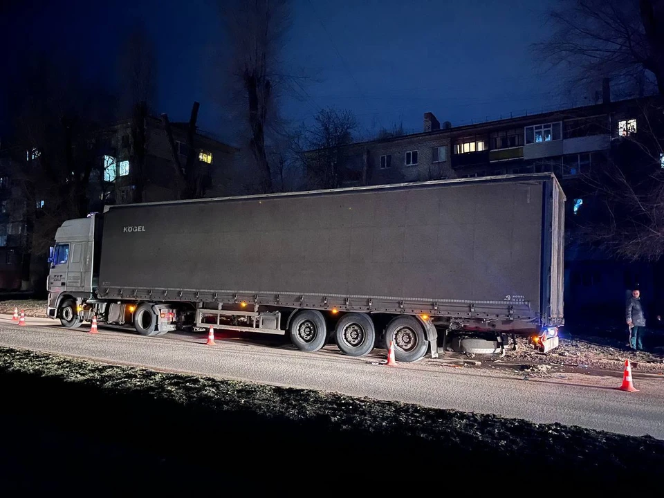 В грузовик влетела легковушка. ФОТО: УГИБДД МВД по Луганской Народной Республике