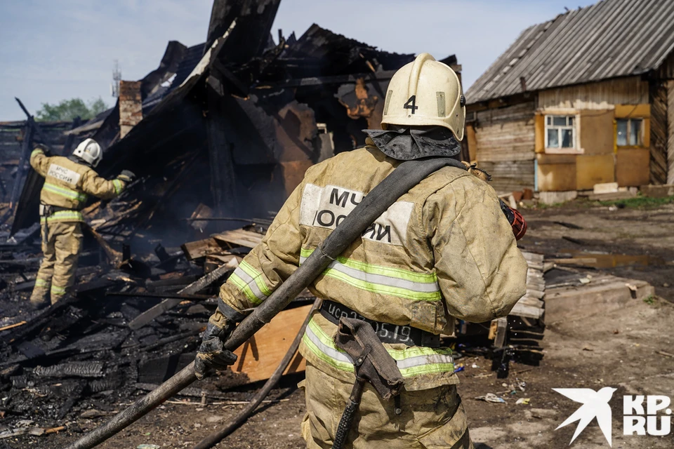 В Новосергиевке загорелся жилой дом и хозпостройки под одной кровлей.