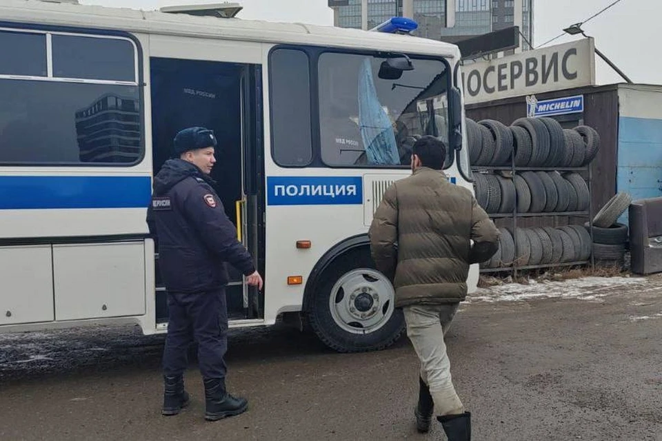 В Красноярске полиция проверила 48 мигрантов. Фото: МВД