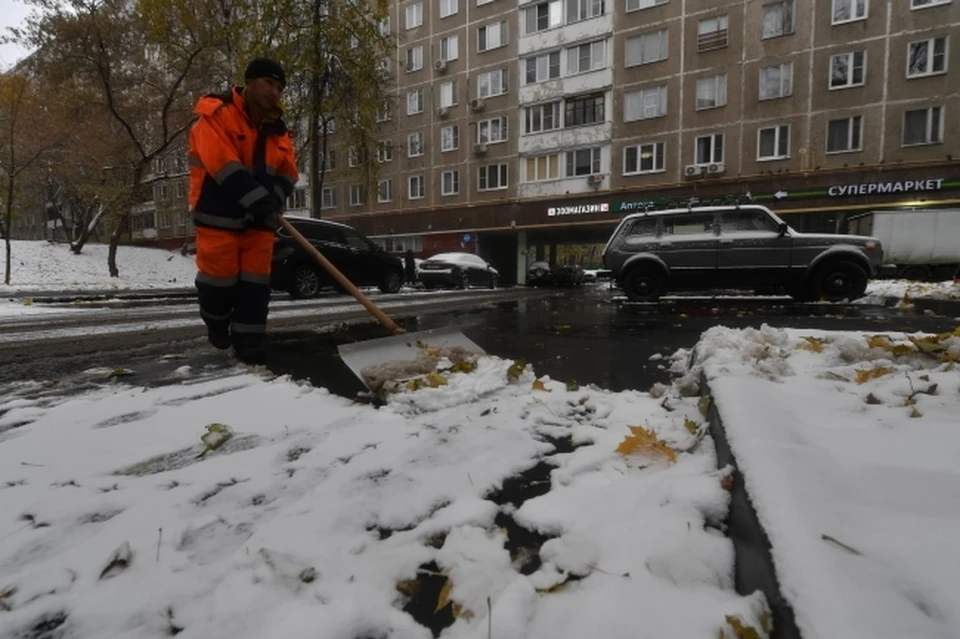 Во Владивостоке ликвидацией снегопада занимаются пескоразбрасыватели, трактора-щетки, погрузчики и машины для ручного распределения реагентов.