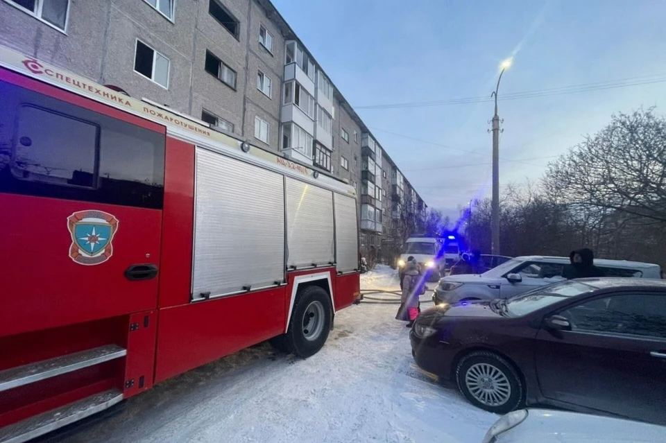 ЧП произошло 21 января на улице Емлина в Первоуральске. Фото: Первоуральский пожарно-спасательный гарнизон во "Вконтакте"