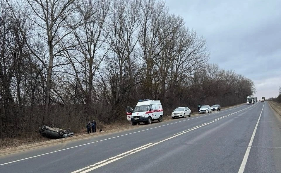 В Плавском районе водитель автомобиля Lada не справился с управлением и перевернулся в кювет