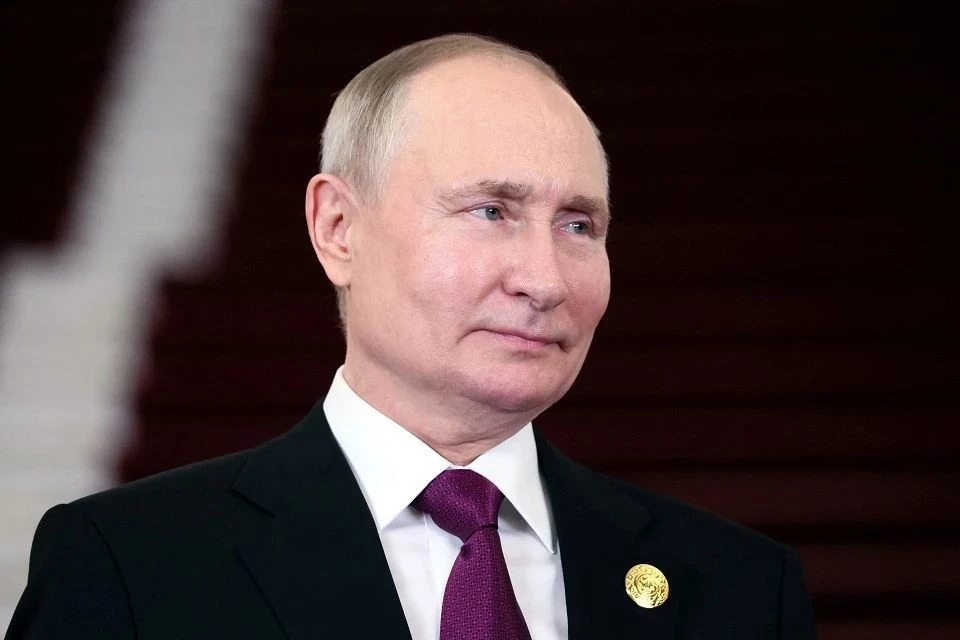 Владимир Путин возложил цветы к «Рубежному камню» на Невском пятачке