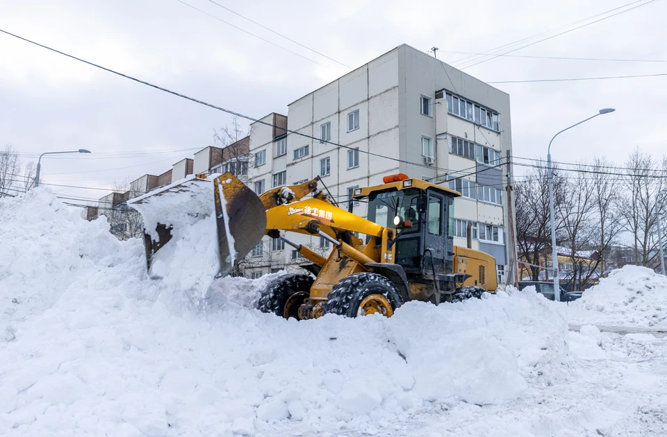 Дорожная техника разгребает снег, принесенный на Сахалин циклоном. Фото: пресс-служба правительства Сахалинской области.